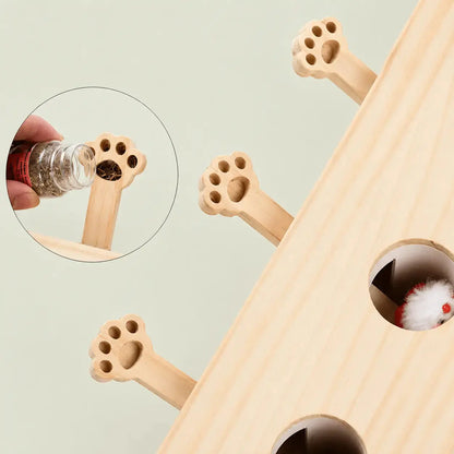 Zoom sur un bâtonnet en forme de patte du jouet en bois, garni d'herbe à chat depuis un petit flacon