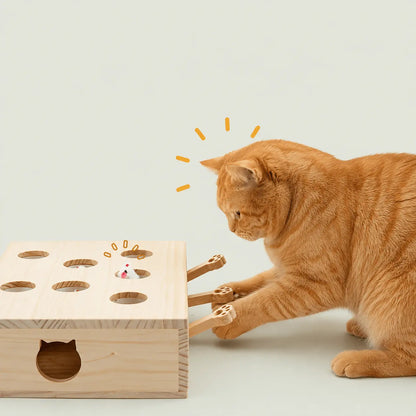 Chat roux fixant une souris en peluche dans le jouet en bois, avec effet de surprise