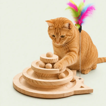 Chat roux tapant les balles d'une tour de jeu en bois à plumeau multicolore