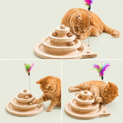 Trois vues d'un chat roux jouant avec la tour de jeu en bois