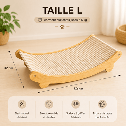 Griffoir lounge en sisal naturel Taille L (50 × 32 cm) sur socle en bois dans un salon lumineux — convient aux chats jusqu'à 6 kg, sisal résistant, structure solide, surface à griffer et espace de repos