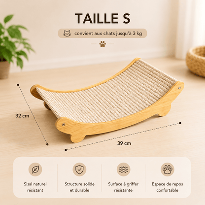 Griffoir lounge en sisal naturel Taille S (39 × 32 cm) sur socle en bois dans un salon lumineux — convient aux chats jusqu'à 3 kg, sisal résistant, structure solide, surface à griffer et espace de repos