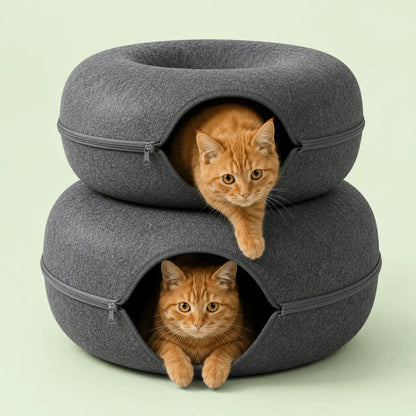 Deux lits-tunnels donut en feutre gris foncé empilés, avec deux chats roux installés dans les ouvertures