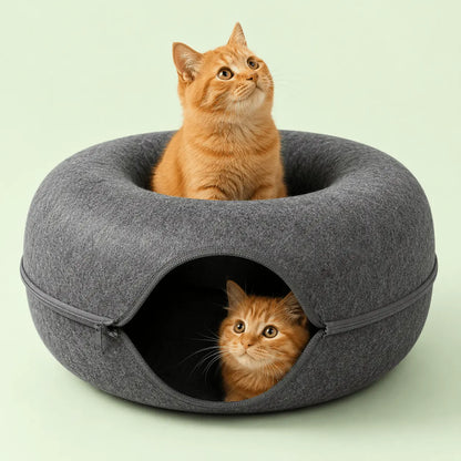 Deux chats roux dans un lit-tunnel donut en feutre gris, l'un assis dans le nid, l'autre dans le tunnel