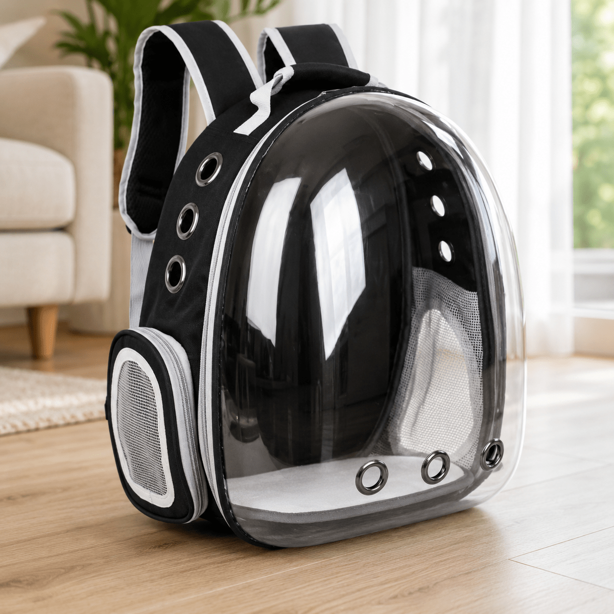 Sac à dos bulle transparent noir pour chat vu de trois quarts, posé sur un parquet