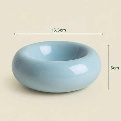 Dimensions du bol donut pour chat en céramique bleu : 15,5 cm de diamètre et 5 cm de hauteur