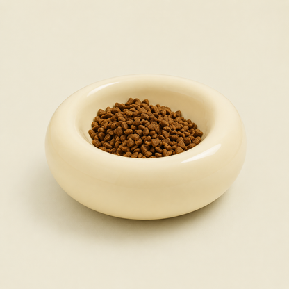 Bol donut pour chat en céramique crème épaisse rempli de croquettes