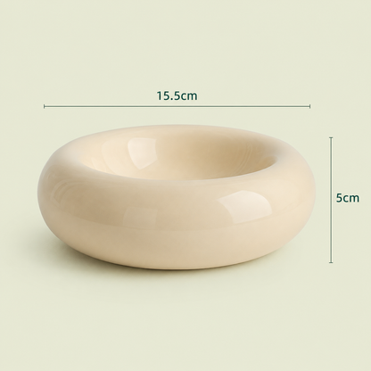 Dimensions du bol donut pour chat en céramique crème : 15,5 cm de diamètre et 5 cm de hauteur