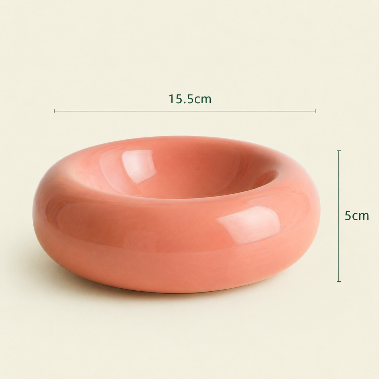 Dimensions du bol donut pour chat en céramique rose poudré : 15,5 cm de diamètre et 5 cm de hauteur