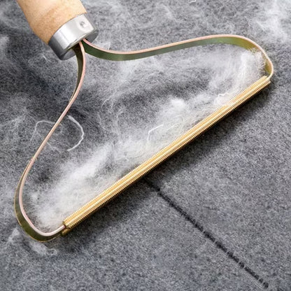 brosse-anti-poils enleve poils chat sur manteau gris