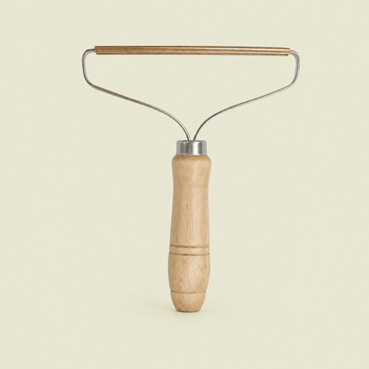 	Brosse anti-poils et anti-peluches avec manche en bois et lames en laiton