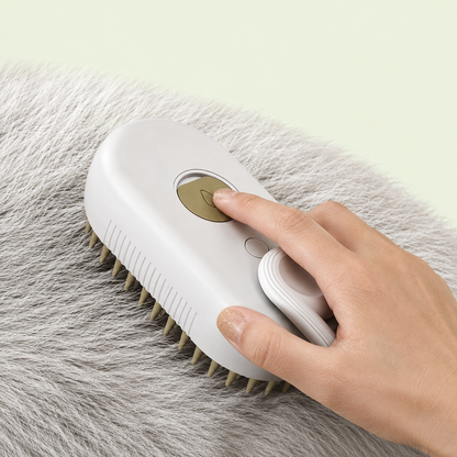 Main utilisant la brosse vapeur pour chien sur un pelage gris, commande par un seul bouton