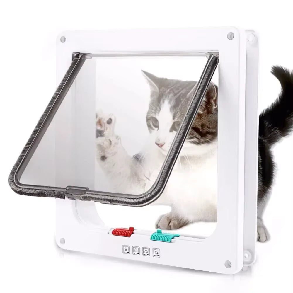 Chat tabby passant par une chatière blanche 4 positions – battant transparent ouvert