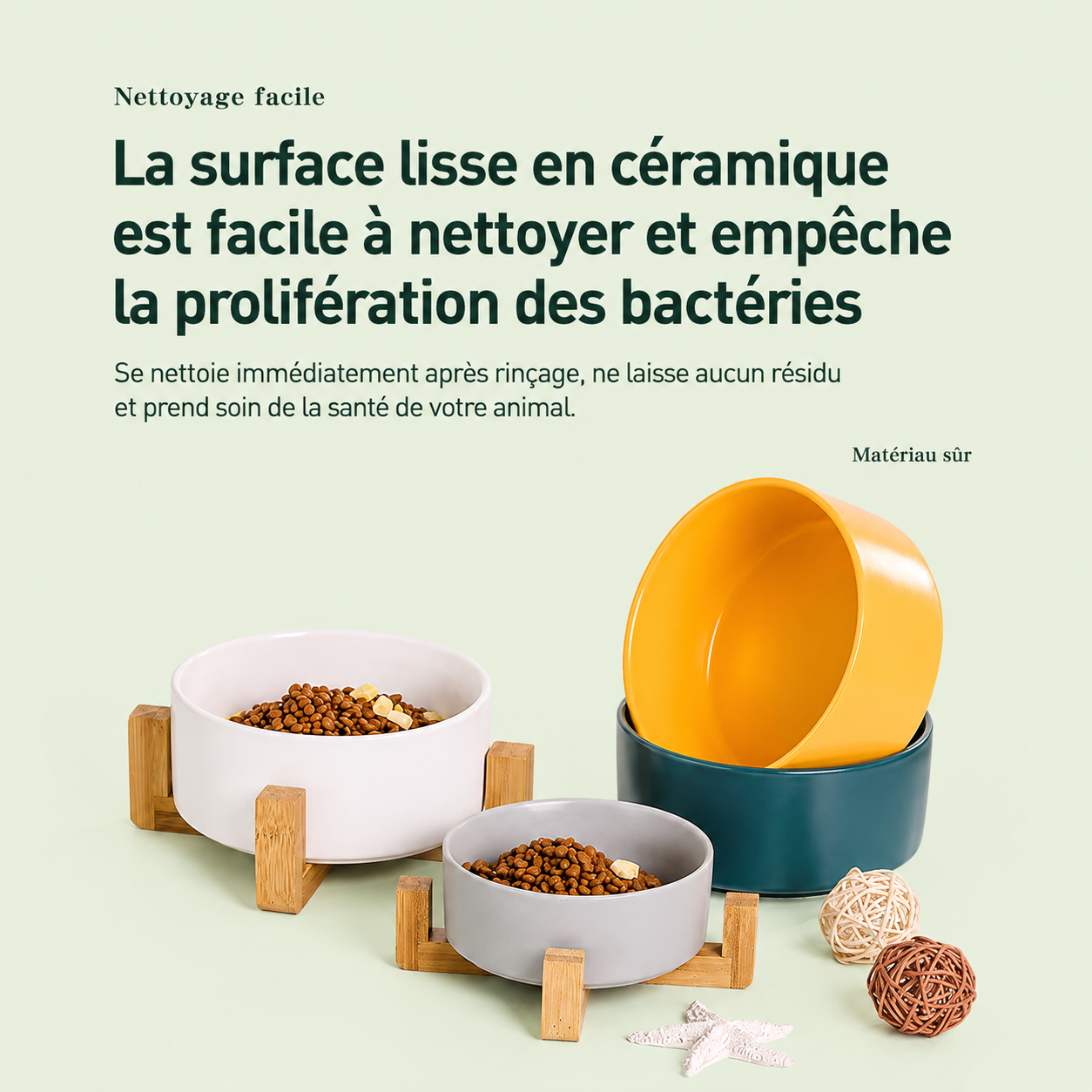 Surface lisse en céramique facile à nettoyer — doubles gamelles remplies de croquettes