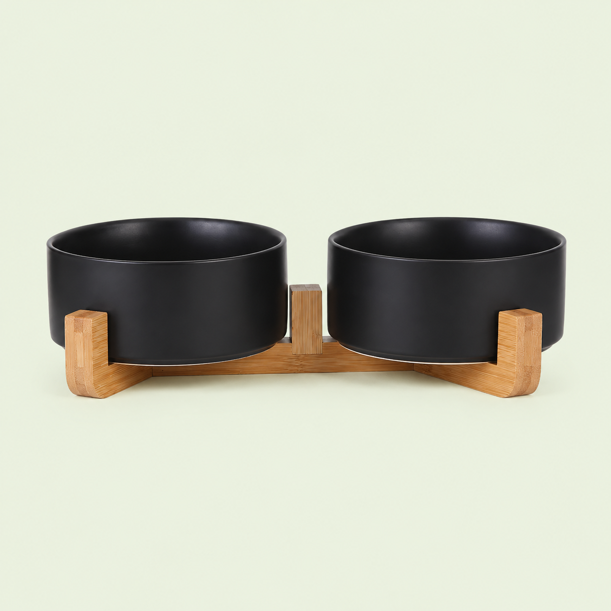 Double gamelle pour chat en céramique noire sur support en bambou