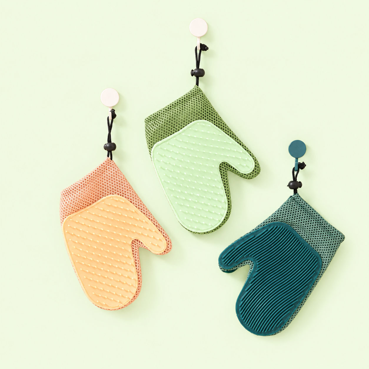 Gant de toilettage pour chat et chien en trois coloris : abricot, vert clair et bleu canard