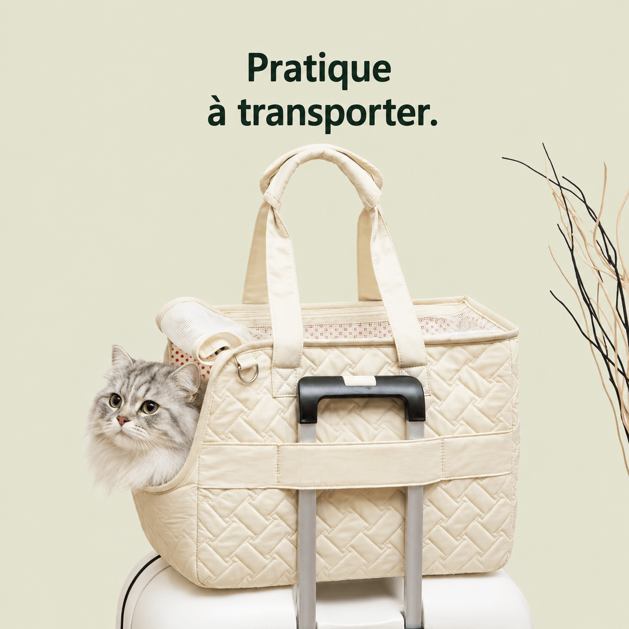 Sac de transport pour chat fixé sur la poignée d'une valise grâce à sa sangle arrière